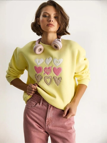 Bianco Lucci Sweatshirt in Yellow