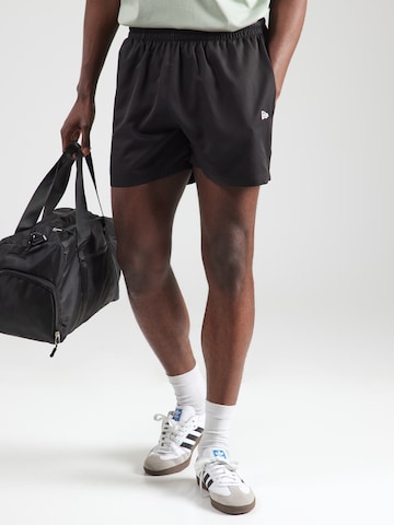 NEW ERA Regular Broek 'LEAGUE ESSENTIALS NEYYAN' in Zwart: voorkant
