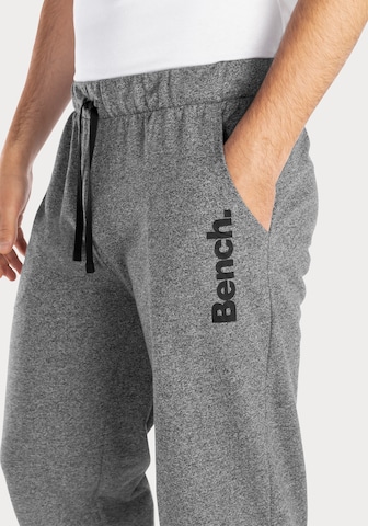 Pantaloni de pijama de la BENCH pe gri