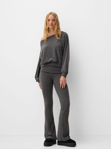Flared Pantaloni di Bershka in grigio