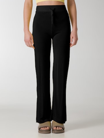 DEHA Wide leg Trousers in Black: front