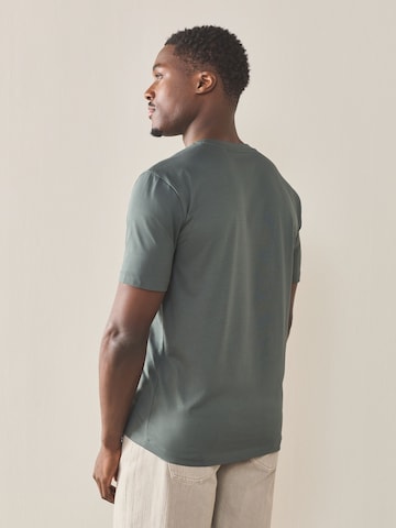 Tricou de la Next pe verde