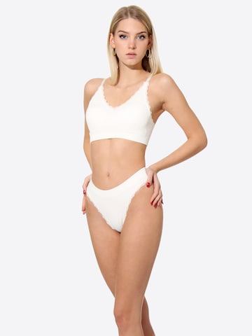 Yenita String in Wit