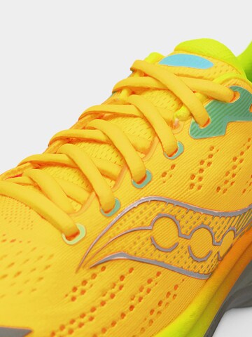 Chaussure de course saucony en orange