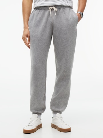 Tapered Pantaloni 'ESSENTIAL' de la TOMMY HILFIGER pe gri: față