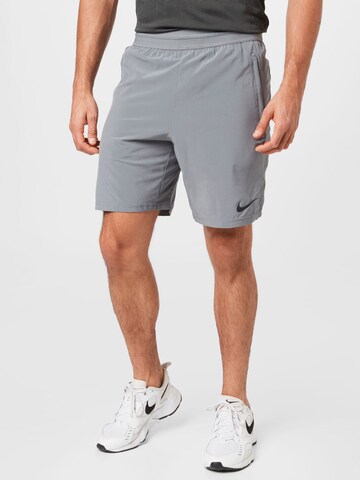 Regular Pantalon de sport NIKE en gris : devant