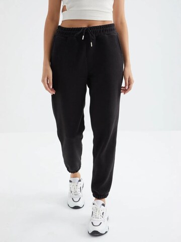 Pantaloni sportivi di Tommy Life in nero: frontale