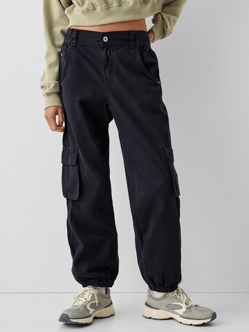 Bershka Loose fit Cargo Pants in Black: front