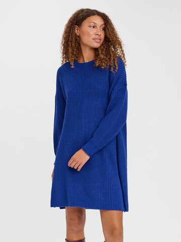 Robes en maille 'Lea' Vero Moda Curve en bleu : devant