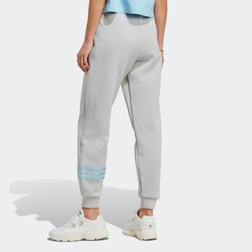 Effilé Pantalon 'Adicolor Neuclassics' ADIDAS ORIGINALS en gris