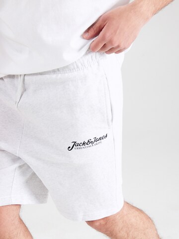 Trening 'JJBEAU' de la JACK & JONES pe alb