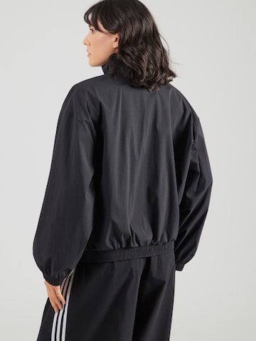 ADIDAS ORIGINALS Преходно яке 'ESS WB' в черно: отзад