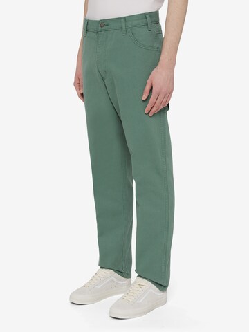 DICKIES Regular Cargobyxa 'CARPENTER' i grön