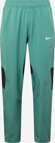 Loosefit Pantaloni sport 'Advantage' de la NIKE pe verde: față