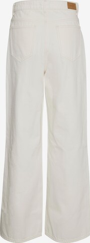 Wide leg Jeans 'KATHY' de la VERO MODA pe alb