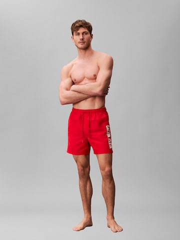 Regular Shorts de bain 'Intense Power' Calvin Klein Swimwear en rouge