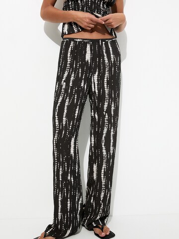 Pull&Bear Loose fit Trousers in Black: front