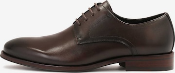 Chaussure à lacets Kazar en marron : devant