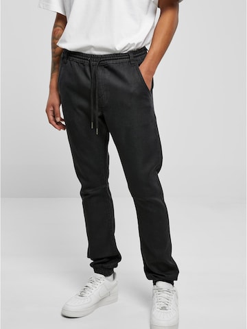 Urban Classics - Tapered Vaquero en negro: frente