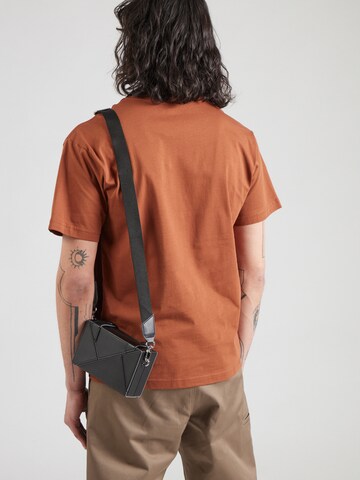 VANS Regularny krój Koszulka 'ESSENTIAL' w kolorze brązowy