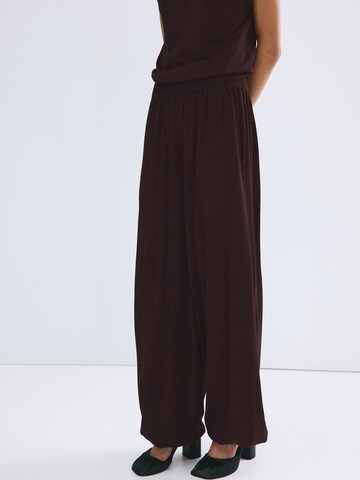 Effilé Pantalon 'MANIS' MANGO en rouge : devant