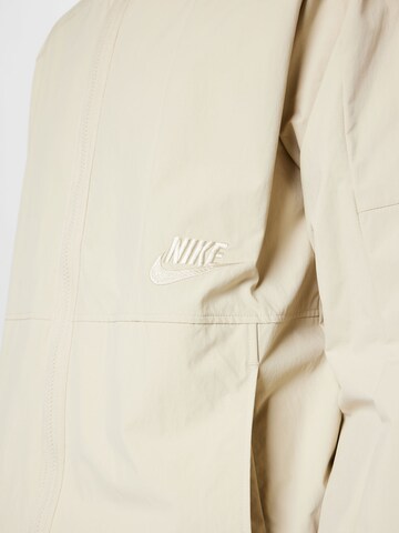 Nike Sportswear Φθινοπωρινό και ανοιξιάτικο μπουφάν σε μπεζ