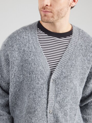 TOPMAN Neuletakki värissä harmaa