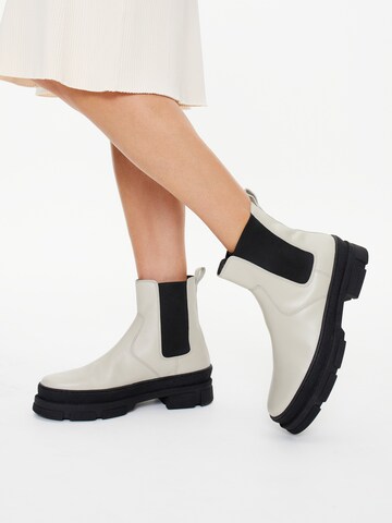 Karolina Kurkova Originals Chelsea Boots 'Suki' in White