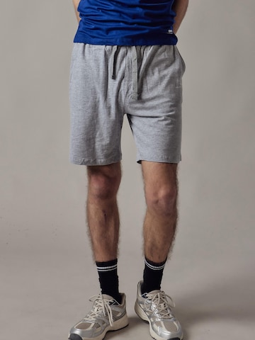 OWN Off With Nature - regular Pantalón en gris: frente