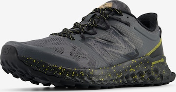 Chaussure de course 'Garoe' new balance en gris : devant