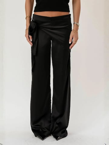 It's May Bukser ' Violetta ' i sort: forside