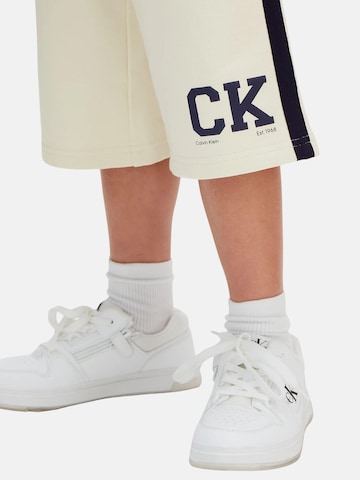 regular Pantaloni di Calvin Klein Kids in bianco