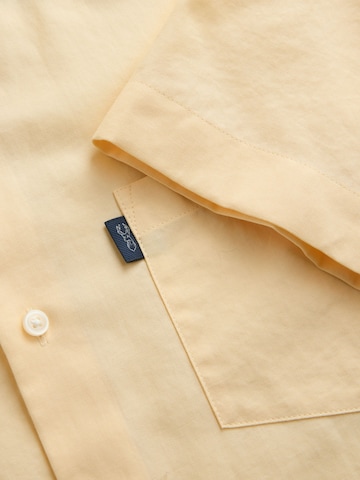 Next - Ajuste regular Camisa en amarillo