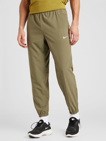 NIKE Tapered Sportbroek in Groen: voorkant