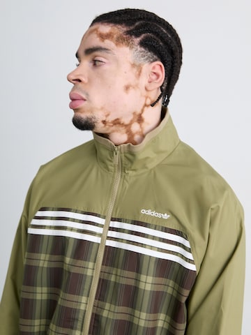 ADIDAS ORIGINALS Välikausitakki värissä vihreä