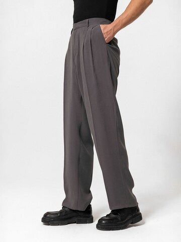 Loosefit Pantaloni con pieghe 'ERMANNO' di Antioch in grigio: frontale