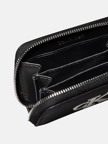 Calvin Klein Peněženka 'CALVIN KLEIN BOLD CK MEDIUM ZIP AROUND Portafoglio' – černá
