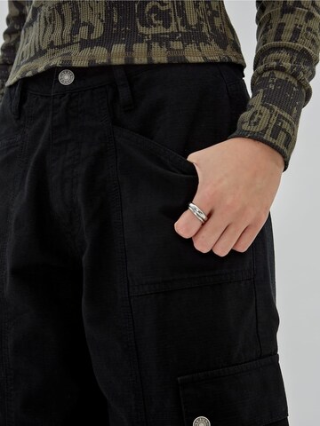 GUESS Wide leg Cargo Pants in Black