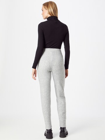Noisy may Tapered Hose in Grau