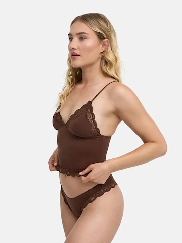 cfab (formerly creamy fabrics) - Top 'Deep Neck Lace Top' en marrón