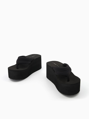 Flip-flops de la Bershka pe negru