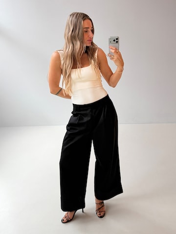 Tatiana Zidekova - Pierna ancha Pantalón plisado en negro