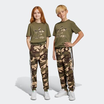 ADIDAS ORIGINALS Slimfit Nadrág 'Camo' - zöld