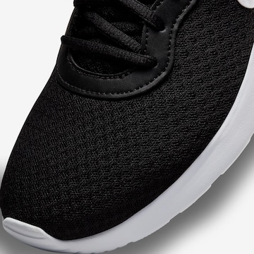 Baskets basses 'Tanjun' Nike Sportswear en noir