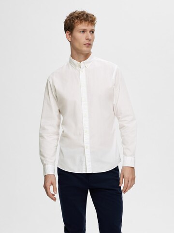 Coupe slim Chemise 'SLHRick' SELECTED HOMME en blanc : devant