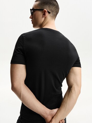 T-Shirt Bershka en noir