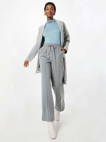 Gina Tricot Regular Pleated Pants 'Rumi' in Grey