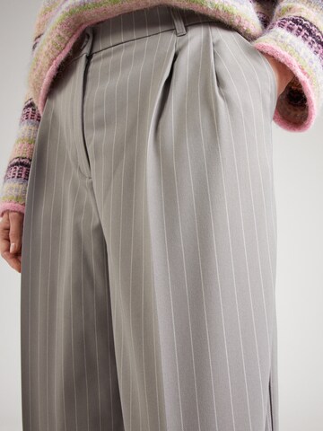 Monki Wide leg Παντελόνι πλισέ σε γκρι