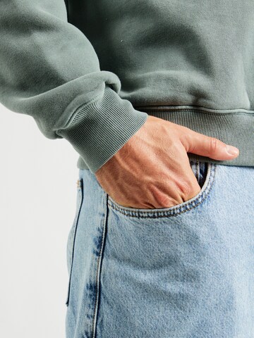Abercrombie & Fitch - Sweatshirt 'ESSENTIAL' em verde