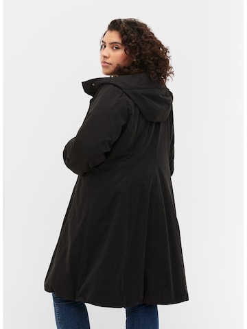 Veste mi-saison 'MSHILA' Zizzi en noir